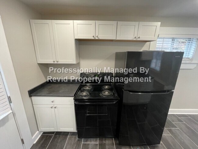 Building Photo - *FIRST MONTH RENT FREE* Freshly Renovated ...