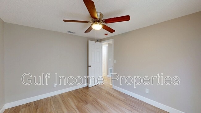 Building Photo - 2515 30th Ave Dr E