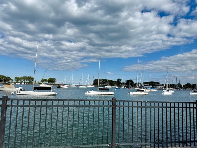 Building Photo - 709 W Roscoe St