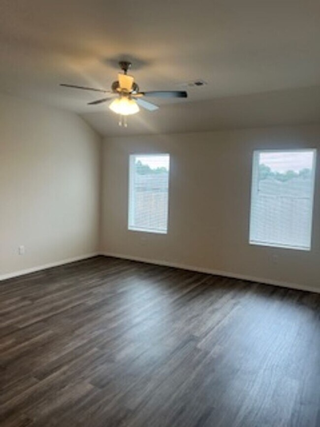 Building Photo - Three Bedroom / Two Bath Home/Two Car Garage/Fenced Backyard