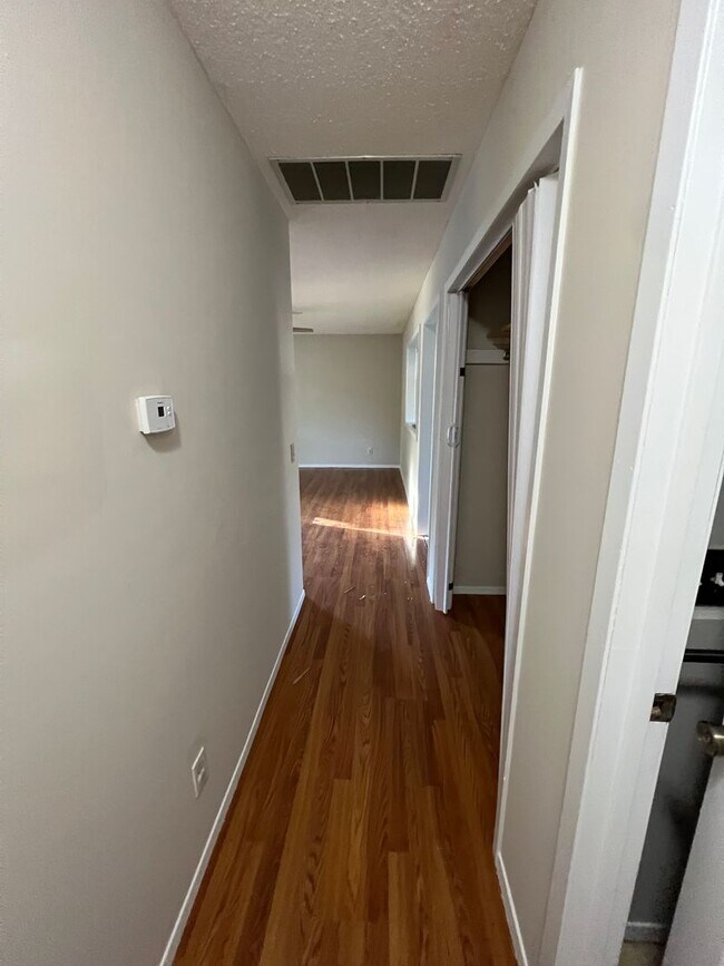 Building Photo - 3 Bed 1 Bath Republic, MO