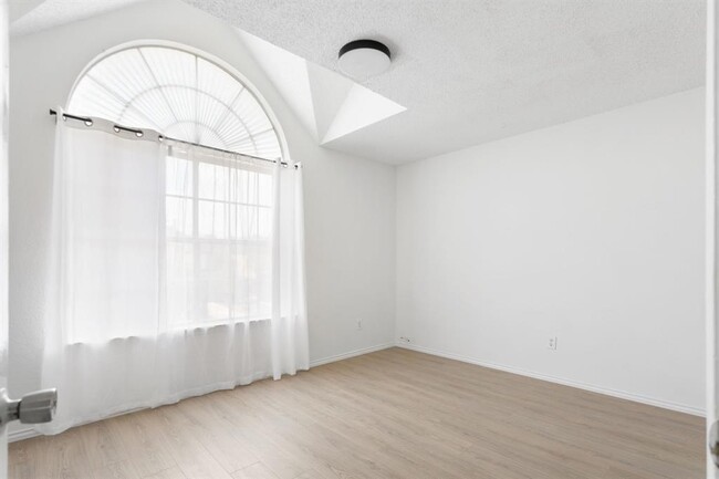 Building Photo - 1702 Spiderlily View