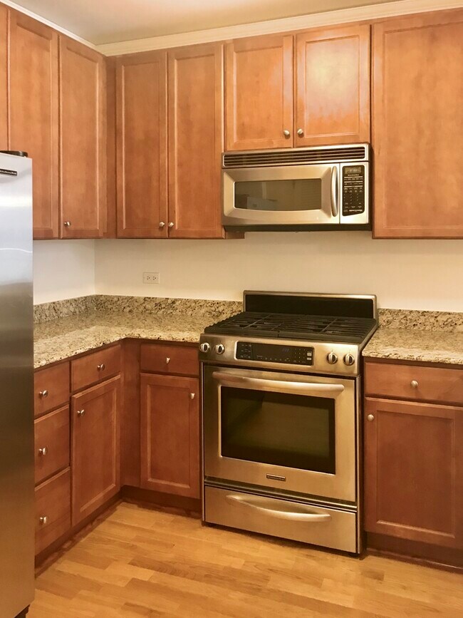 Building Photo - 450 E Waterside Dr