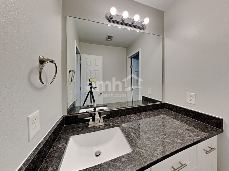 Building Photo - 13310 Ambrosa Dr