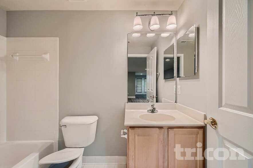 Building Photo - 566 Callander Way