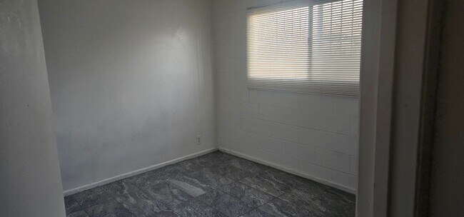 Building Photo - 4p1933