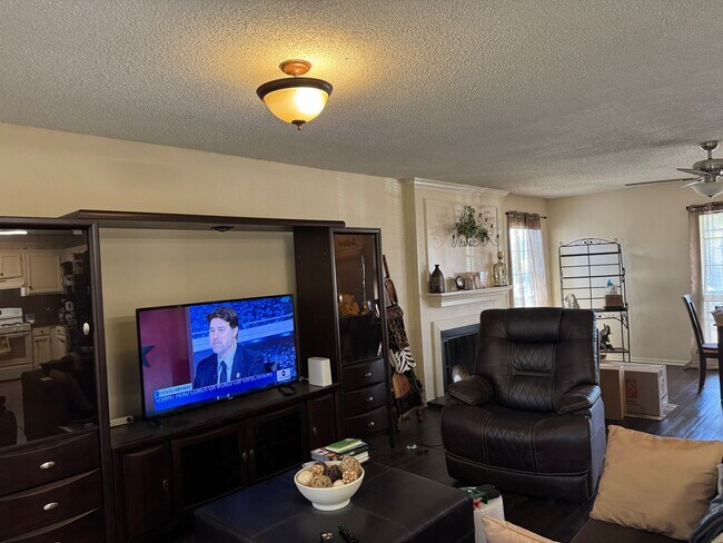 Building Photo - Welcome home to 10022 Windburn Trail!