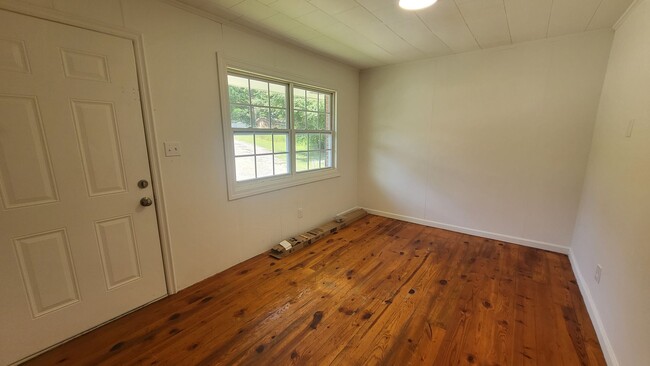 Building Photo - Two Bedroom duplex Available for Rent in L...