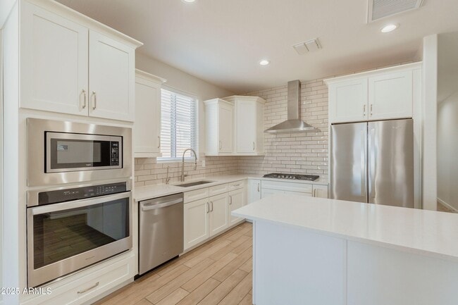 Building Photo - 2055 E Northwood Dr