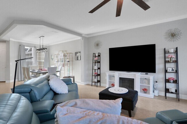 Building Photo - Flagler Station Townhome 3/2.5 - 2 car garage - 2000+ square feet
