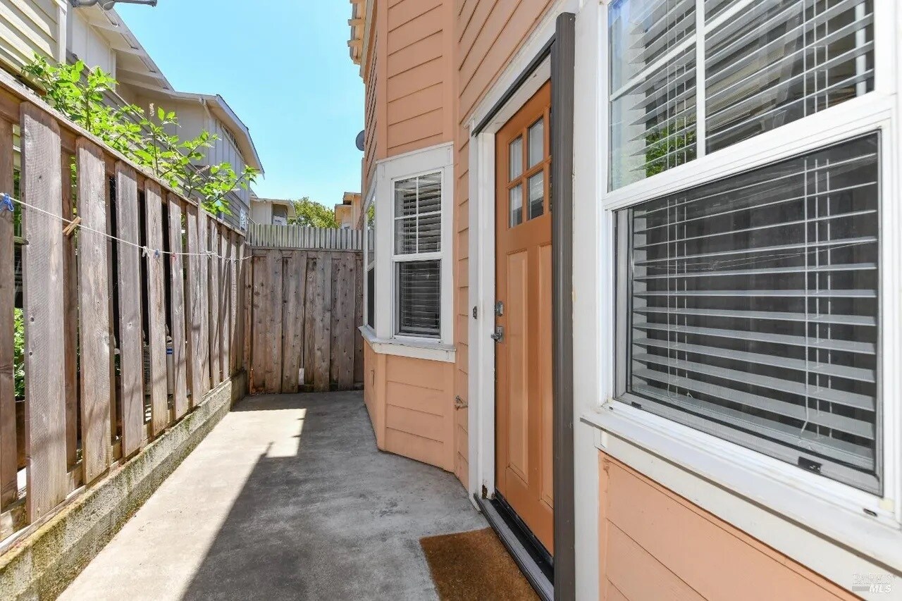 Building Photo - 130A Valley Oak Dr
