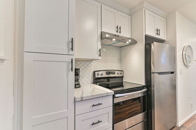 Building Photo - Beautiful top floor 1 bedroom 1 bathroom apartment on Lower Queen Anne