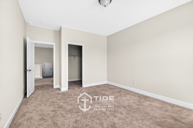Building Photo - Modern Comfort & Easy Living in Goose Creek