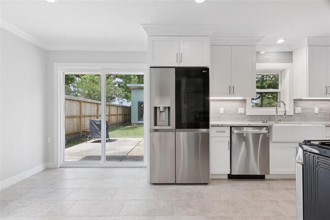 Building Photo - 5206 De Lange Ln