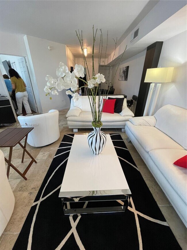 Building Photo - 825 Brickell Bay Dr