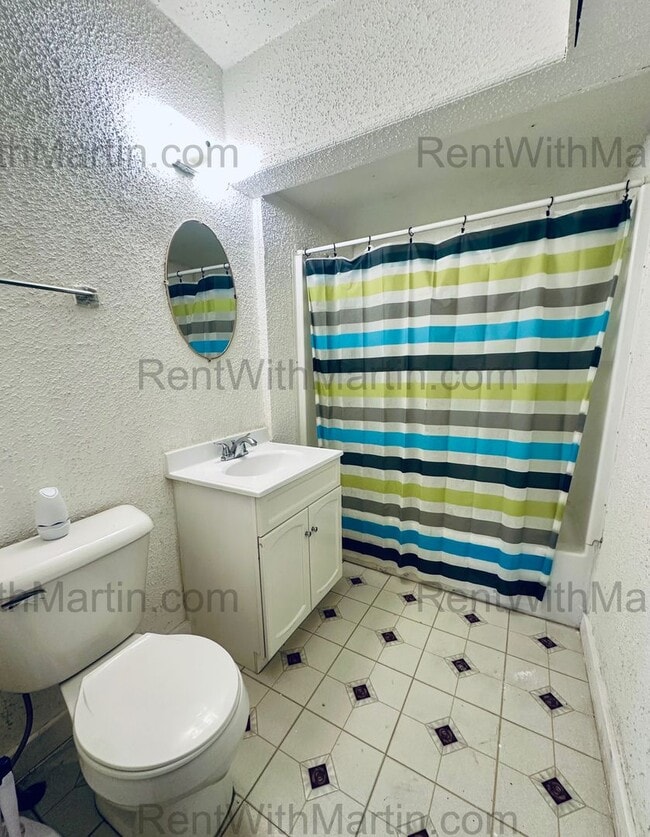 Building Photo - 820 W 2nd St