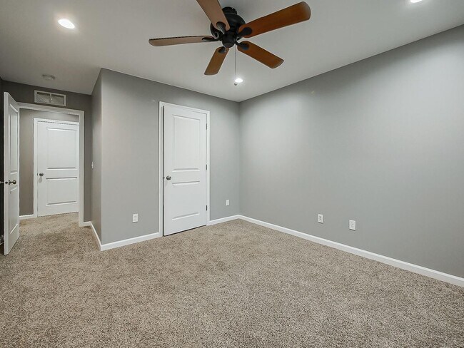 Building Photo - Charming 3-Bed, 2.5-Bath Home in Pinckney!