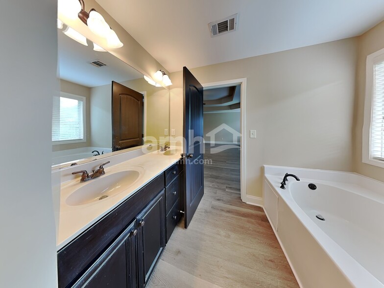 Building Photo - 554 Strawberry Walk