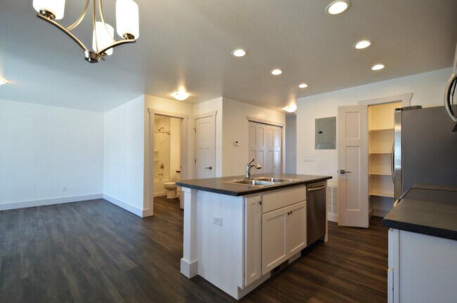 Building Photo - 100 Parkview Ct