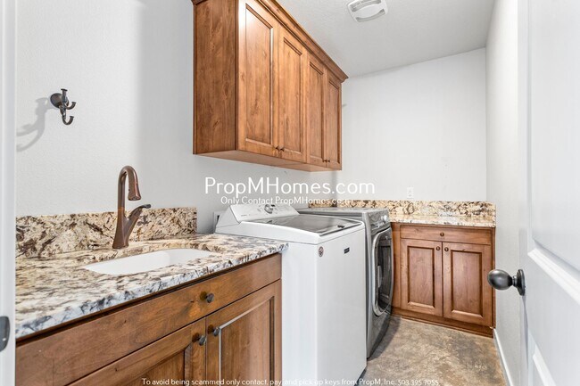 Building Photo - Vibrant Four-Bedroom Country Retreat with ...
