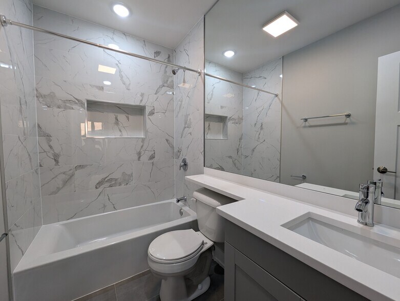 Building Photo - 437 W Belden