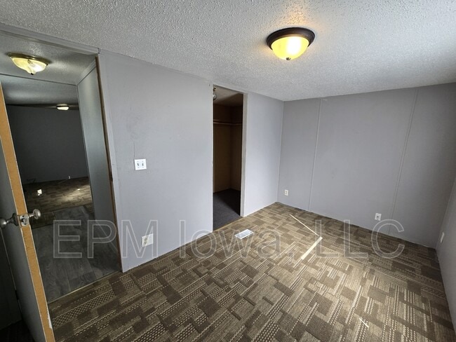 Building Photo - 700 W Ridgeway Ave