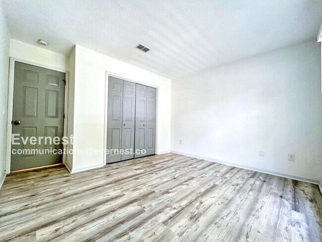 Building Photo - 804 Abingdon Way NE