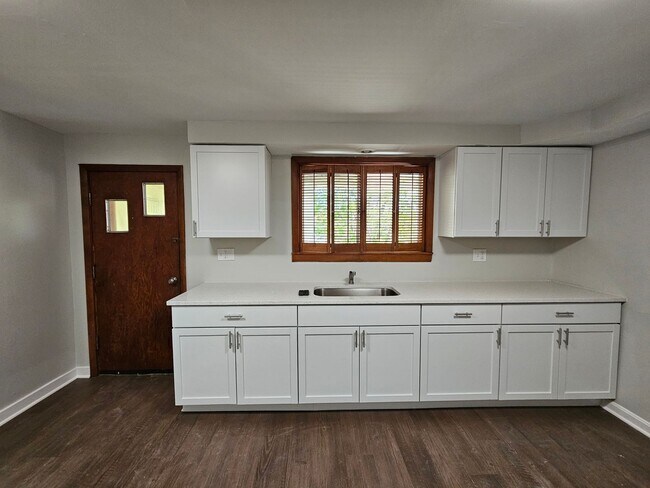 Building Photo - Newly updated 3 bedroom, 1 bath apartment ...