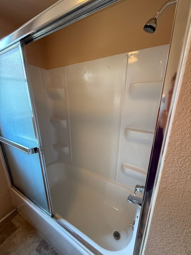 Building Photo - Two bedroom, One bathroom house located in...
