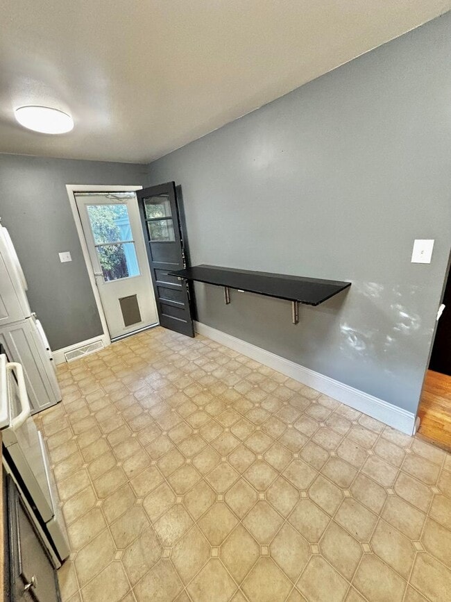 Building Photo - Stylish & Serene – One-Bedroom Golden Hous...