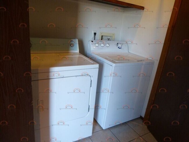Building Photo - Spacious 2 bedroom 1 bath with a fireplace!