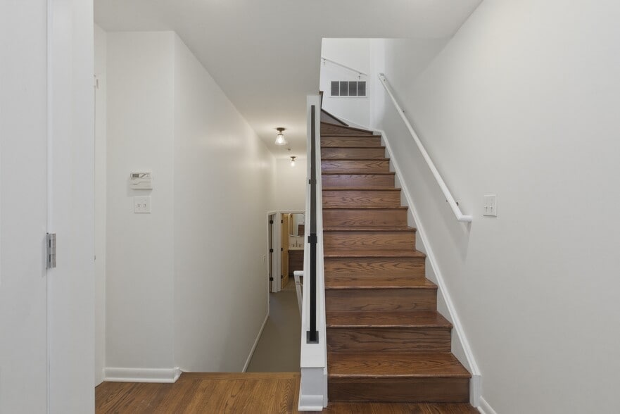 Building Photo - 448 N Carpenter St