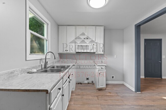 Building Photo - 615 32nd St