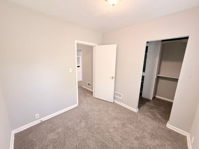 Building Photo - 743 N Kiger Rd