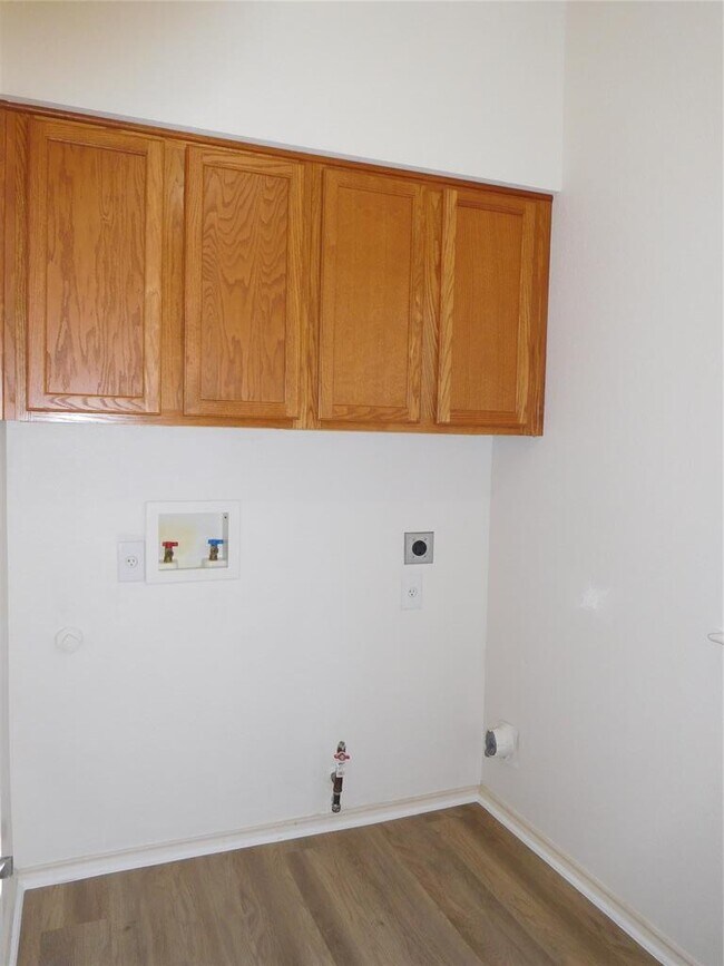 Building Photo - 911 Middle Brook Dr