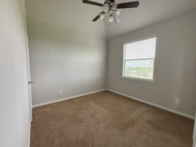 Building Photo - 9611 Knights Station Dr