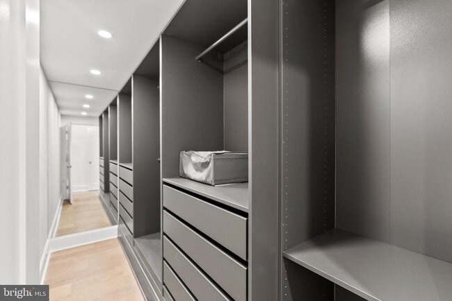 Building Photo - 2460 Ontario Rd NW