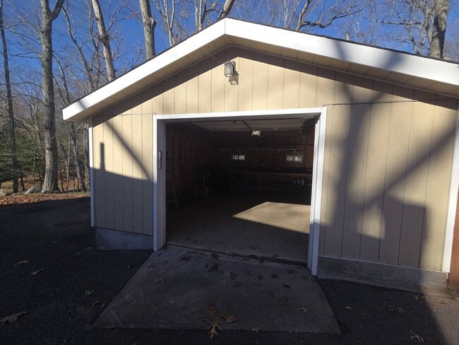 Building Photo - 2354 N Wading River Rd