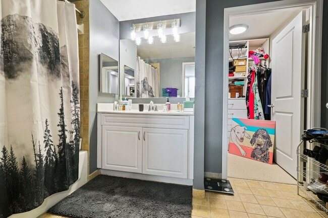 Building Photo - 2 Bedroom 2 Bath Condo Open Floor-plan, Stainless Steel Appliances, Pool, Concierge and More