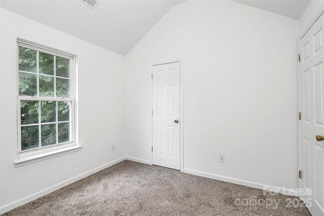 Building Photo - 1215 McAllister Dr