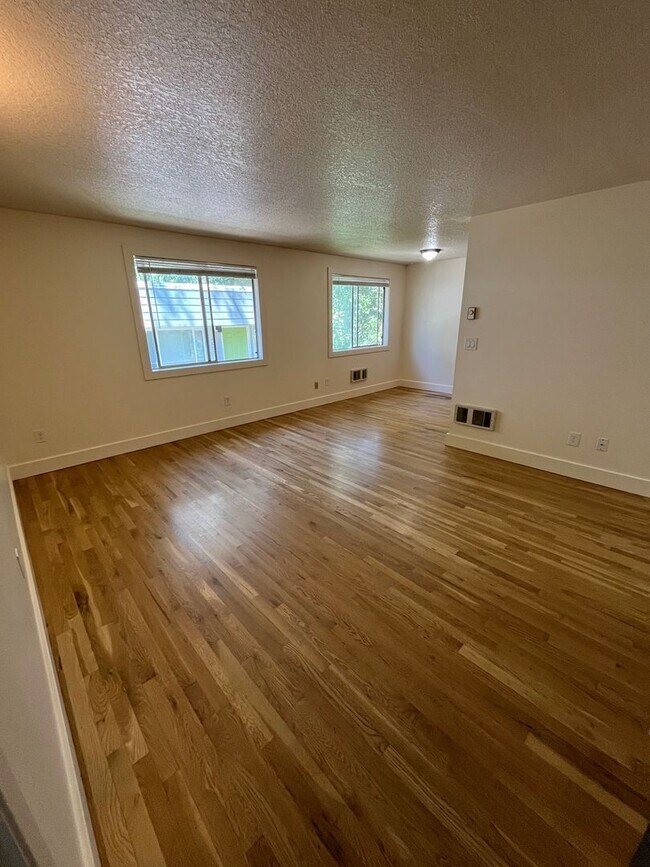 Building Photo - Hardwoods, granite countertops, parking, c...