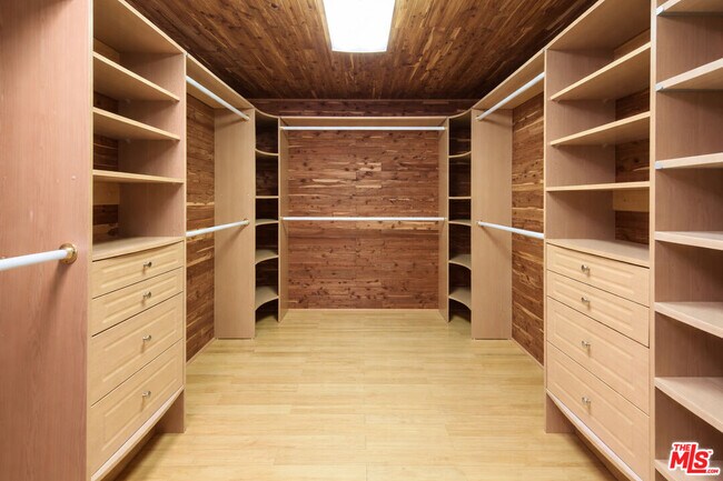 Building Photo - 9305 Beverlycrest Dr