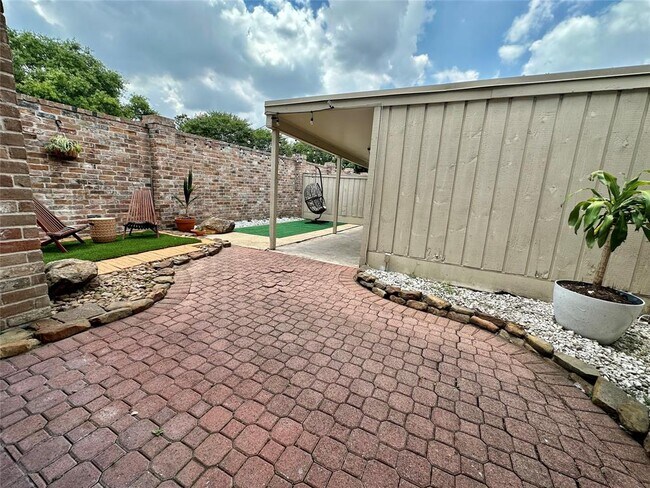Building Photo - 6350 Chevy Chase Dr