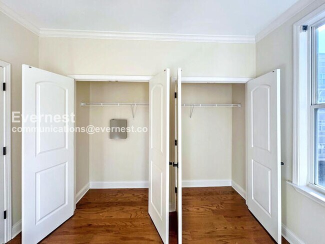 Building Photo - 2 Bed/4 Bath Condo with Detached Garage / Pet-Friendly / Available Now!