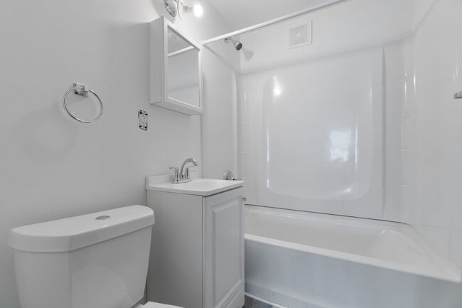 Building Photo - BEAUTIFUL 4 BEDROOM APARTMENTS!!