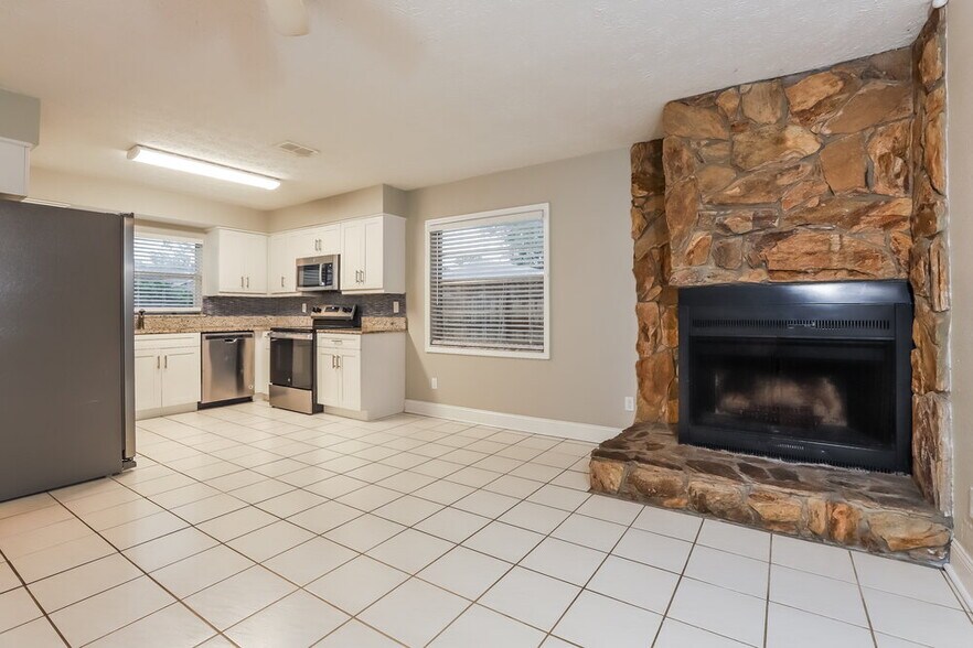 Building Photo - 3215 Las Brisas Dr