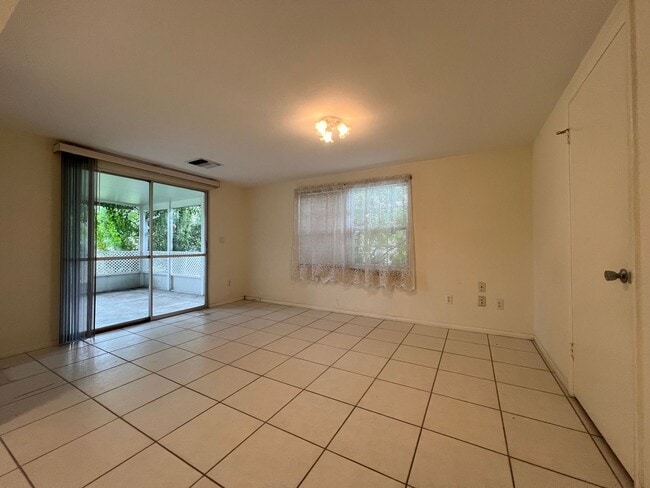 Building Photo - ** Annual ** 2 Bed / 2 Bath ** Single Family Home ** Conveniently Located ** $1,450