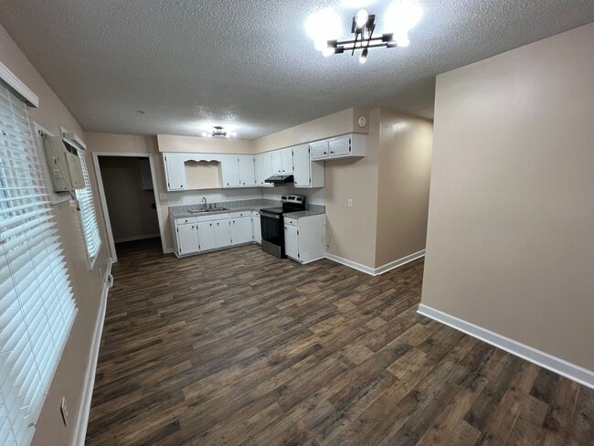 Building Photo - 3 Bedroom 1.5 Bathroom House for rent