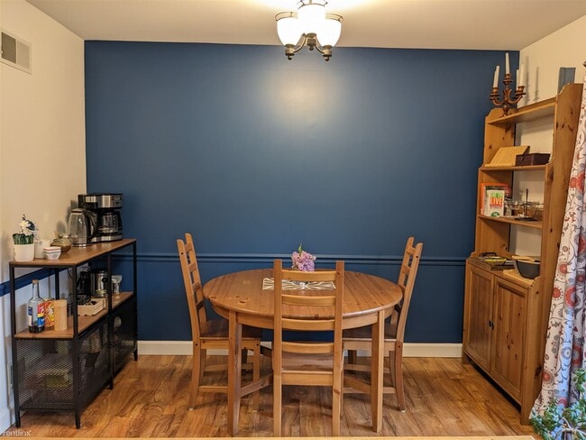 Building Photo - 3 br, 1.5 bath Townhome - 767 Knoll Drive