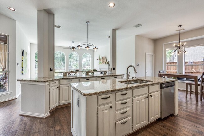 Building Photo - Located in a highly desirable neighborhood.